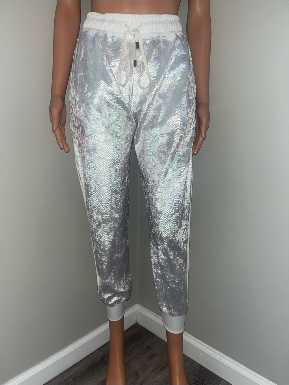 ‼️NEW‼️ Cute Booty Lounge Iridescent Snake-Print Scrunch Booty Joggers Medium